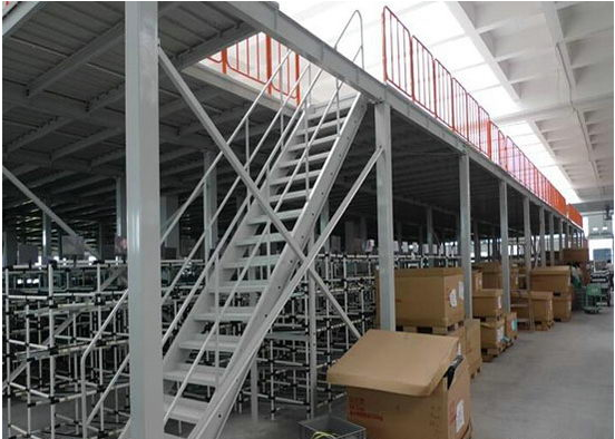 <b>上海比菲力服饰阁楼式货架</b>