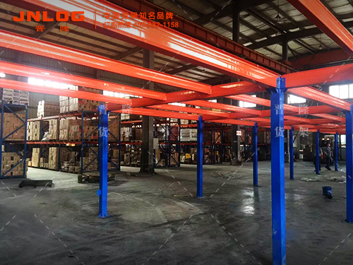 <b>大型钢结构平台安装现场——晋隆货架</b>