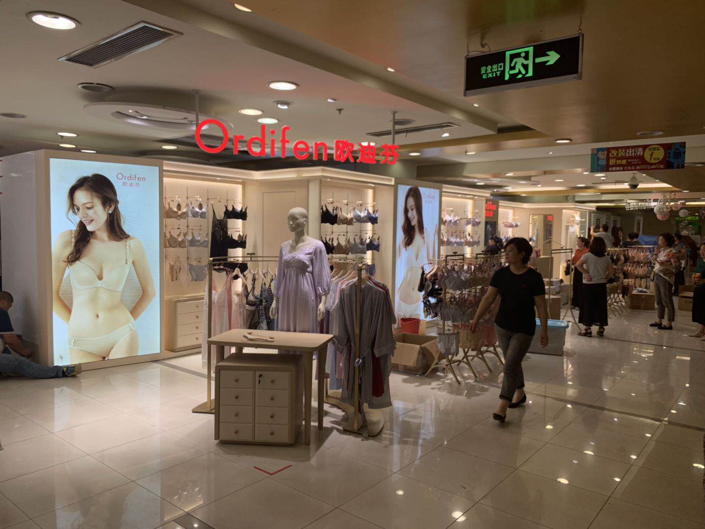 <b>珠宝玻璃展示柜采购时有哪些技巧 上海晋隆展示柜厂家</b>