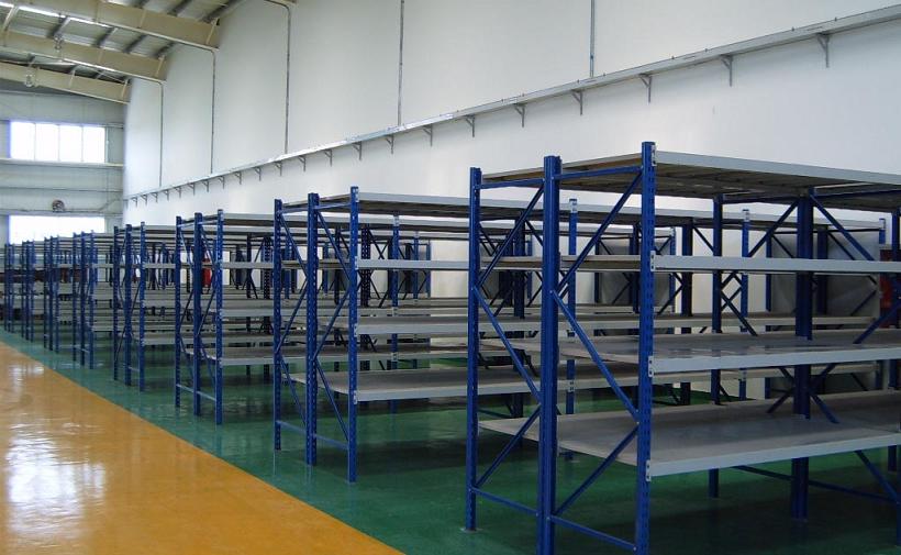 <b>上海仓储货架 重力式仓库货架的使用特点</b>