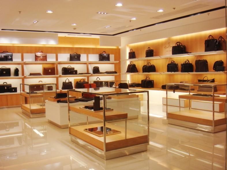 <b>展示柜皮具展示柜进入商场安装细节</b>