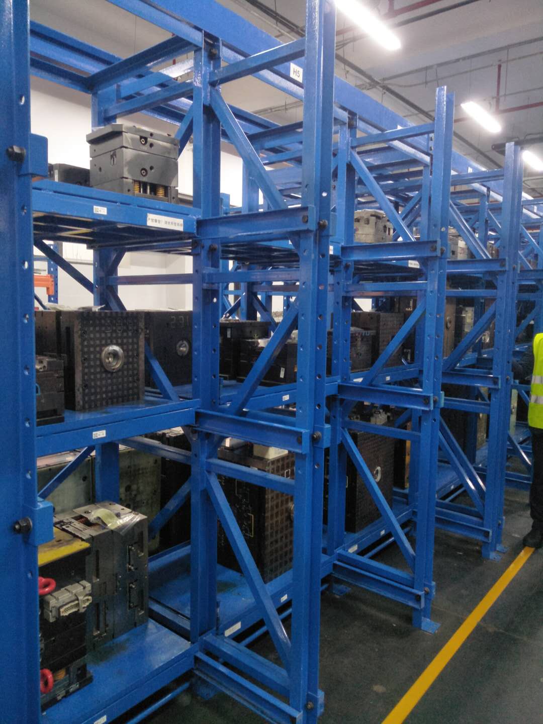 <b>货架定制生产：货架的知识和作用</b>