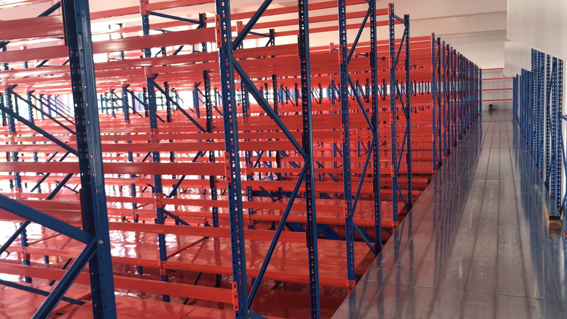 <b>上海货架厂家：仓储货架的承重与结构设计的关系</b>