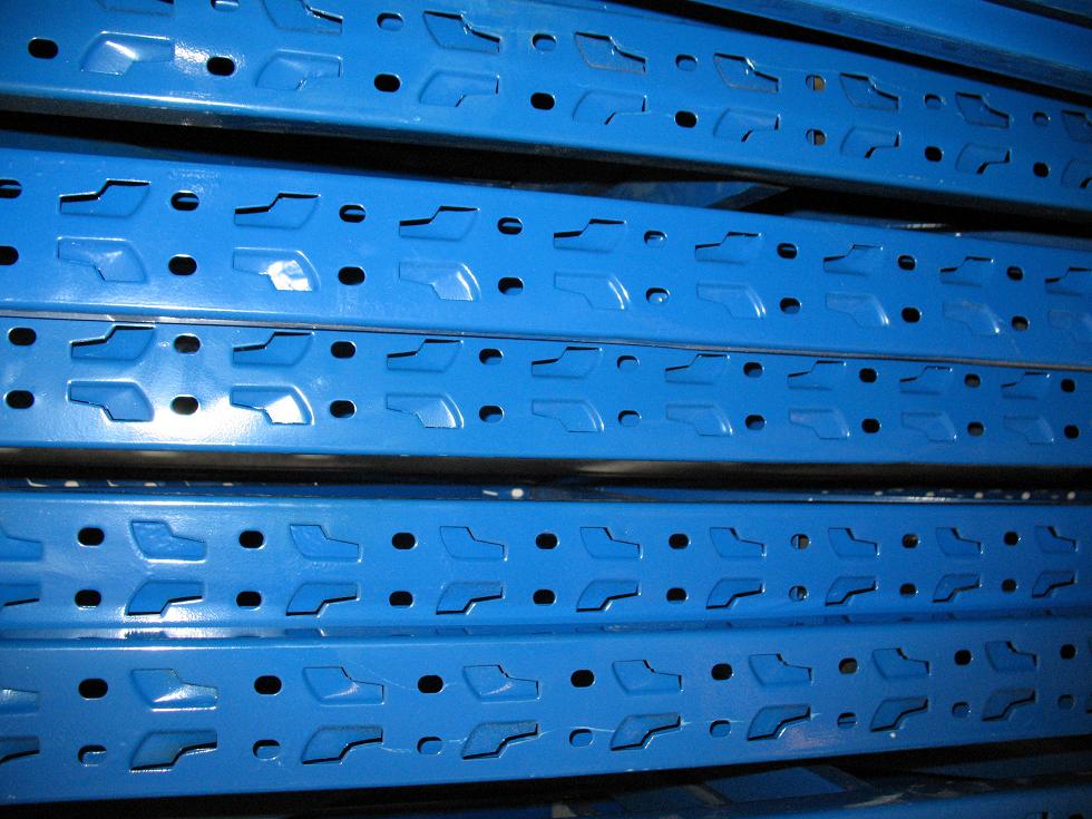 <b>上海货架：中型货架-大小蝴蝶孔货架区别介绍</b>