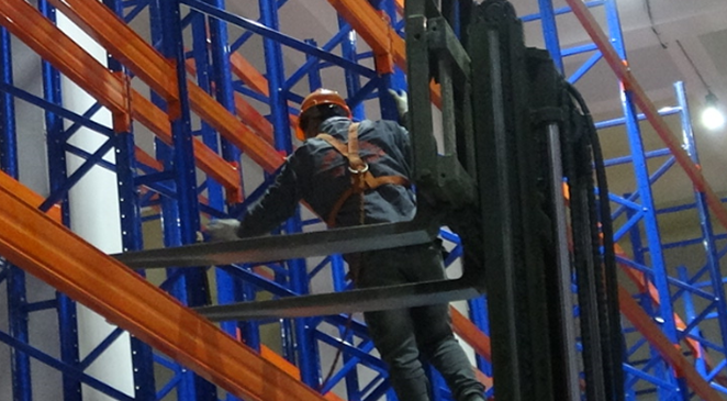 <b>摆设仓储货架时需要考虑的问题</b>